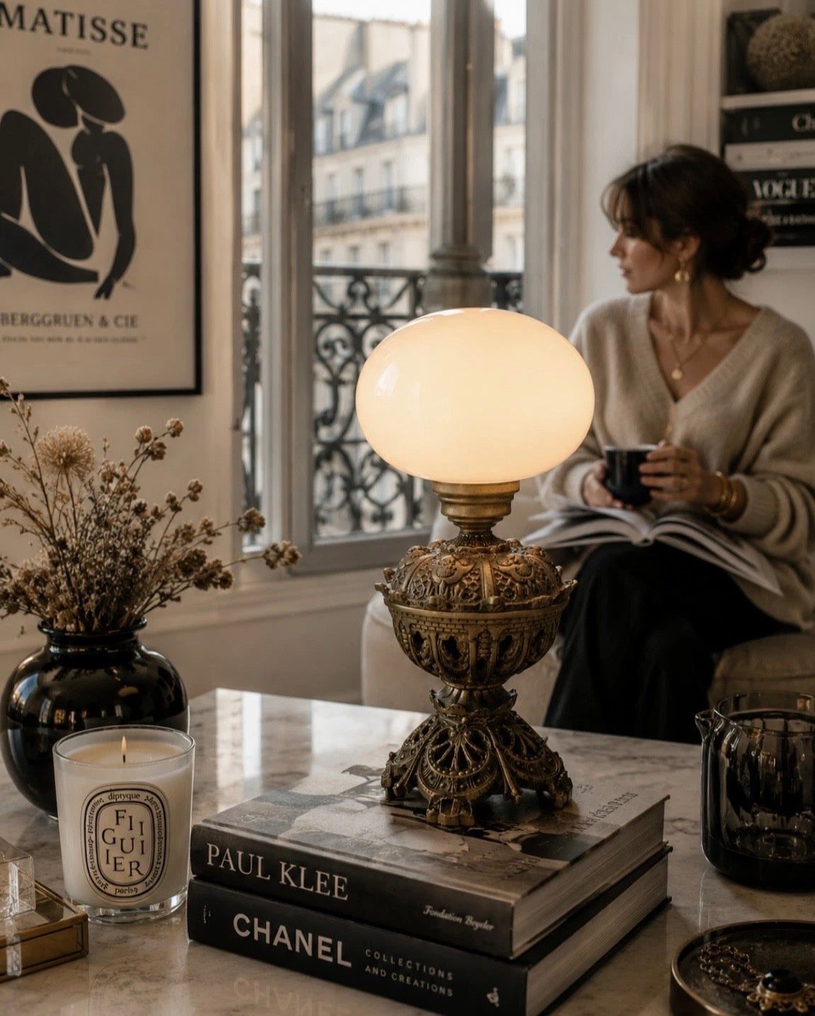 Lampe de table Art Déco — Opaline blanche & bronze patiné, années 1960–70