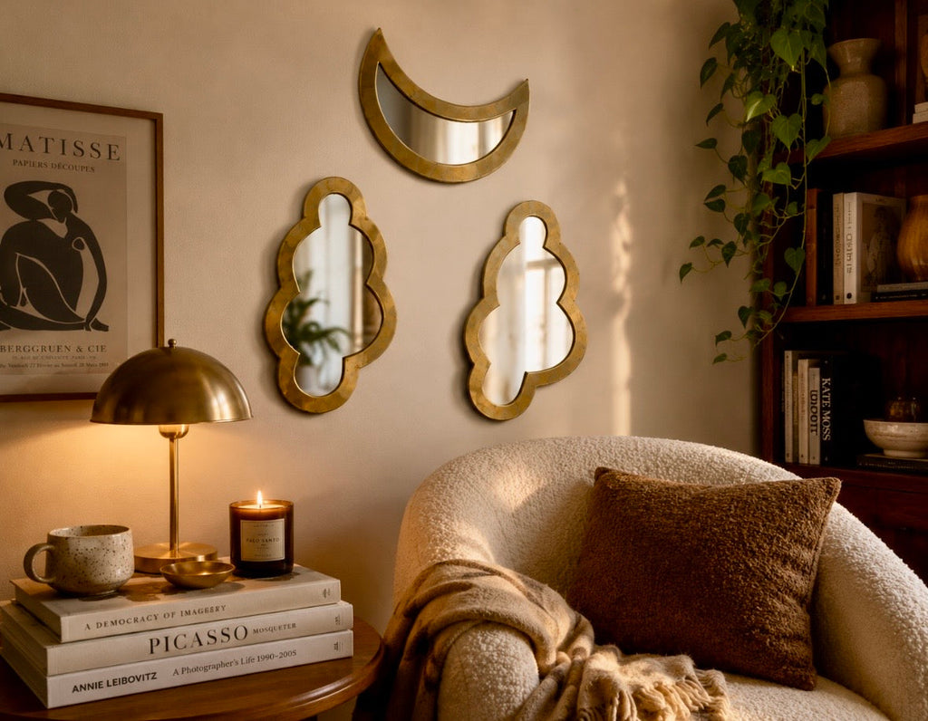 Trio de miroirs vintage en laiton nuages et lune au-dessus d'un lit bohème