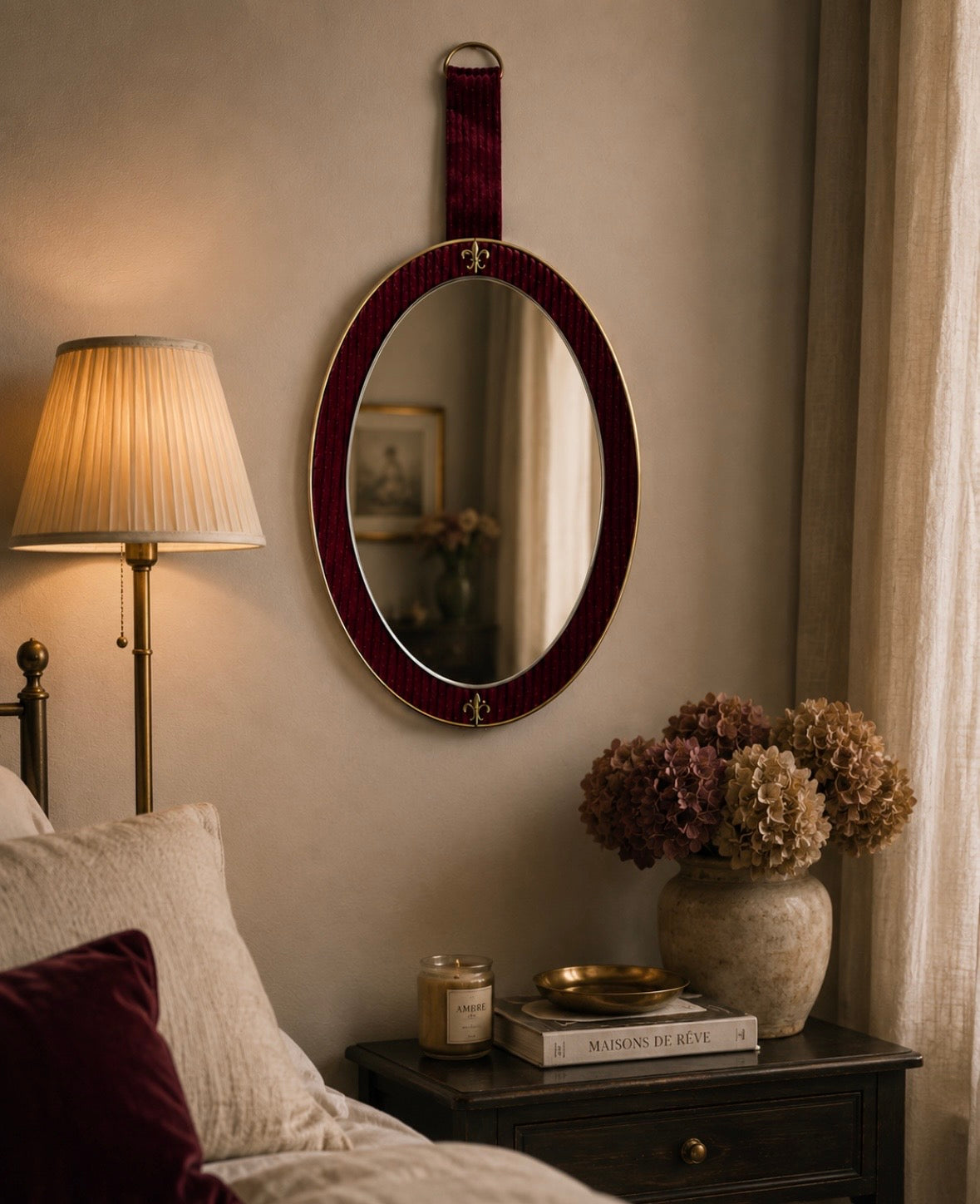 Miroir mural ovale vintage – Velours bordeaux & laiton – Années 1960-1970