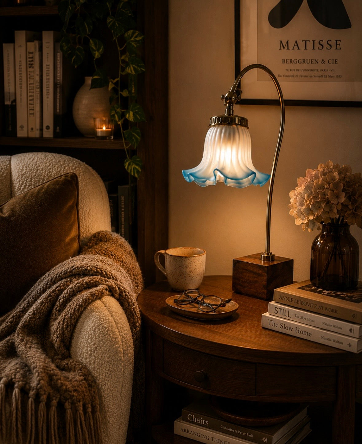 Lampe vintage – Verre opalin bleu dégradé, laiton et base en bois