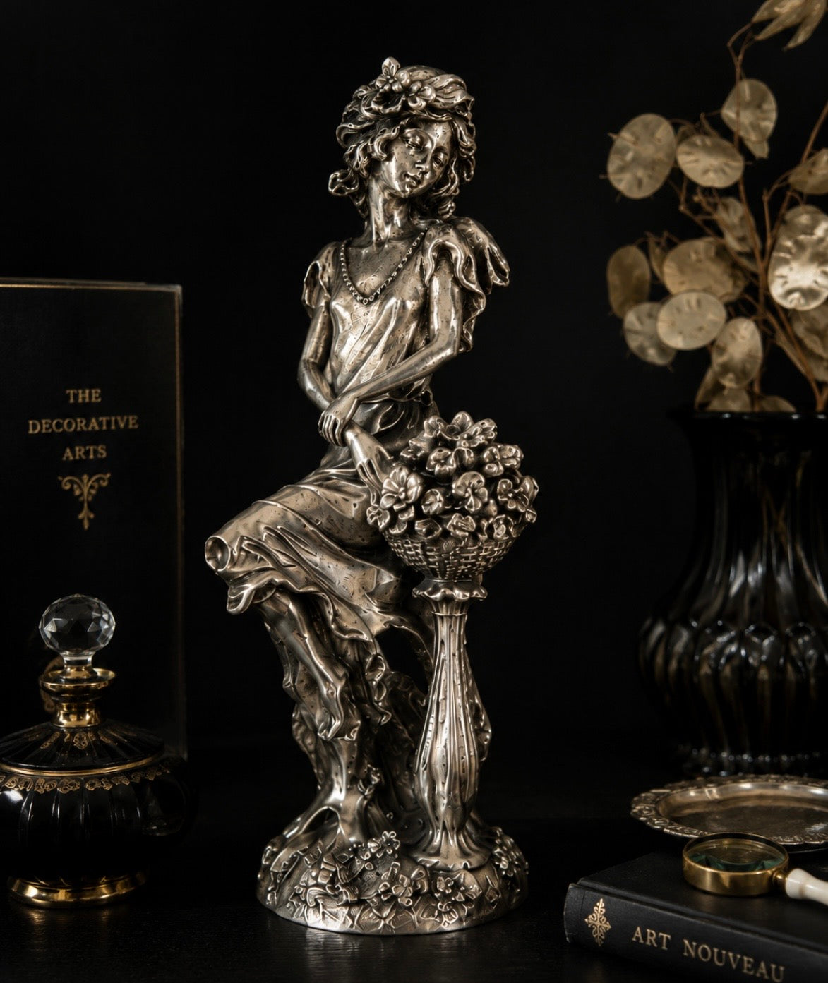 Sculpture Art Nouveau — Femme aux fleurs en régule patiné, XXe siècle
