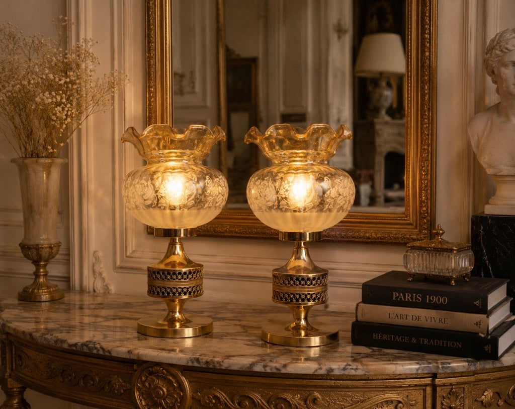 Paire de lampes vintage en laiton doré & verre ambré gravé