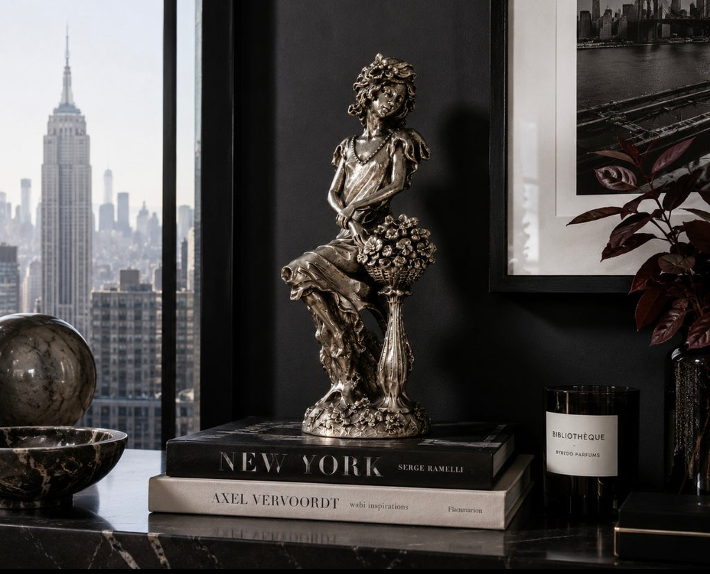 Sculpture Art Nouveau — Femme aux fleurs en régule patiné, XXe siècle