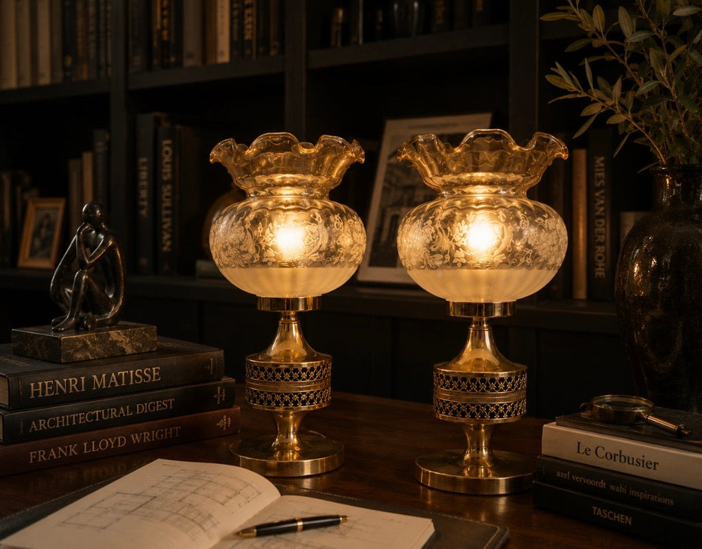 Paire de lampes vintage en laiton doré & verre ambré gravé