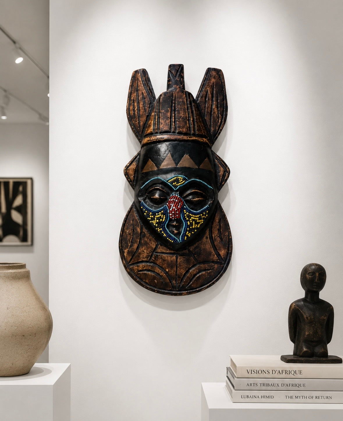 Masque mural africain en bois sculpté et perlé – Art tribal décoratif