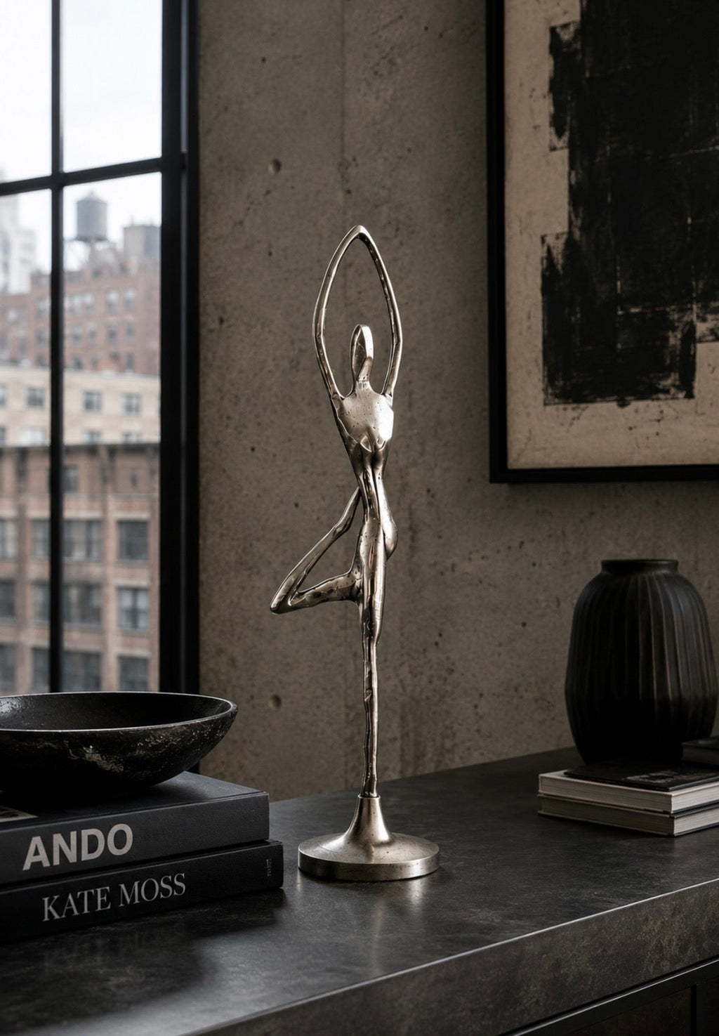 Sculpture abstraite « Équilibre » – Figure féminine en métal argenté