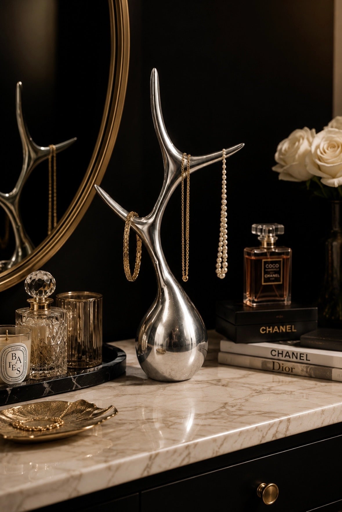 Décoration sculpturale en métal argenté – Porte-bijoux design contemporain