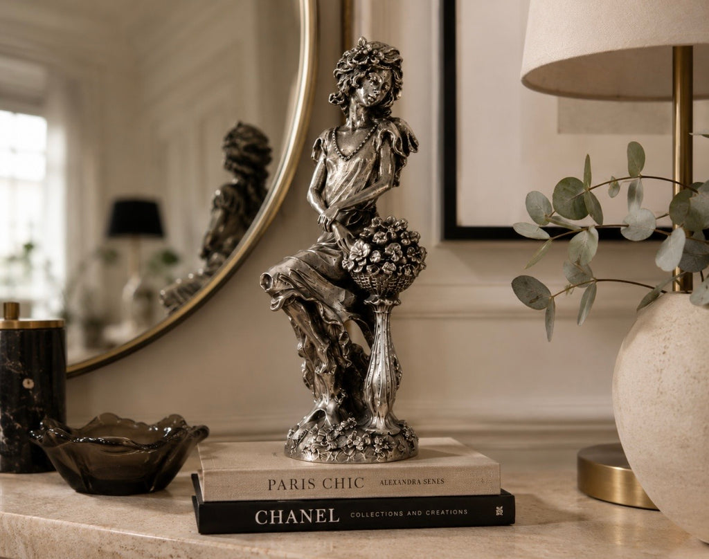Sculpture Art Nouveau — Femme aux fleurs en régule patiné, XXe siècle