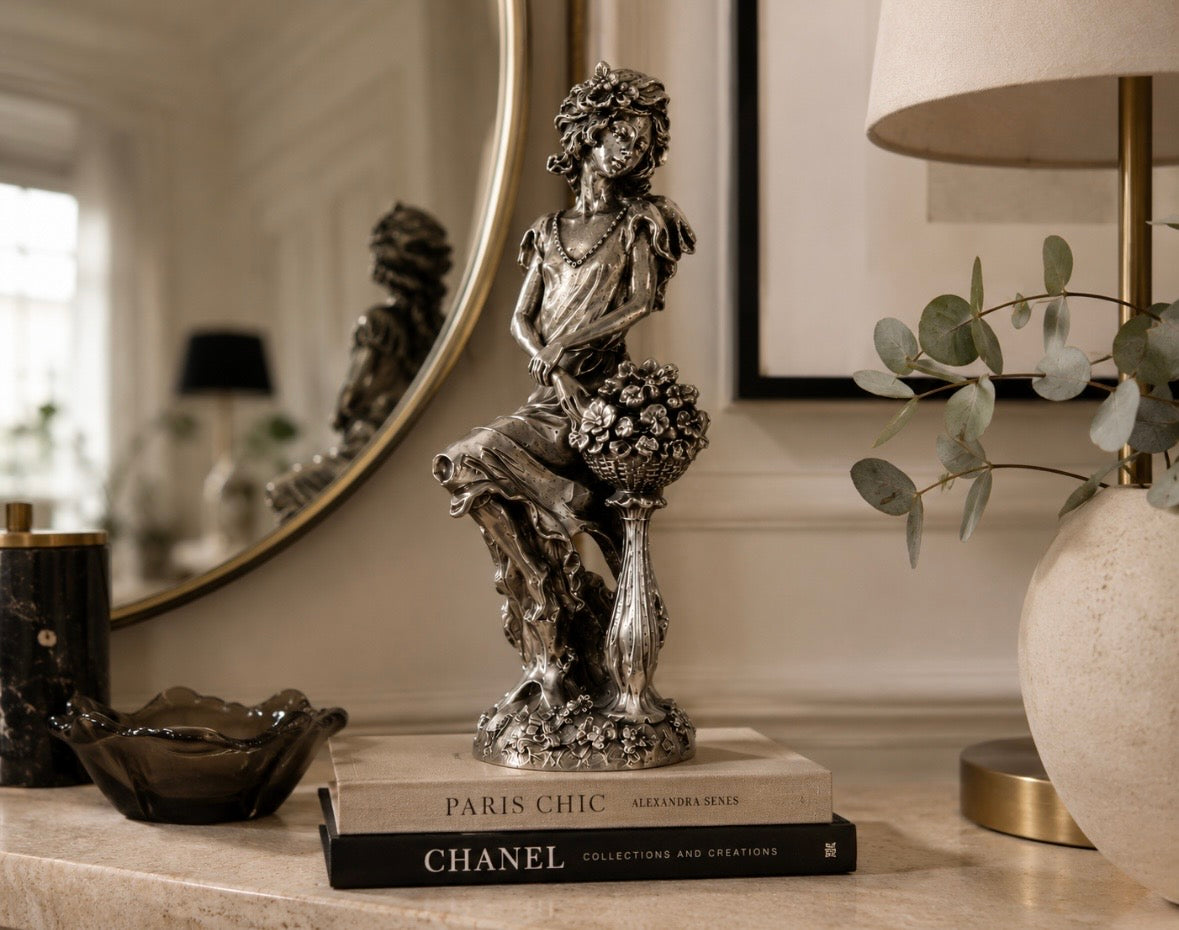 Sculpture Art Nouveau — Femme aux fleurs en régule patiné, XXe siècle