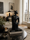 Sculpture femme Art Déco — Silhouette au chapeau, finition noire & argent, H. 32 cm
