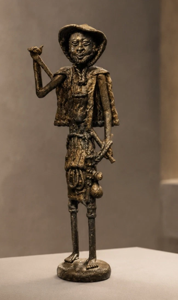 Statue africaine vintage en bronze — Personnage au bâton, patine ancienne, H. 31 cm
