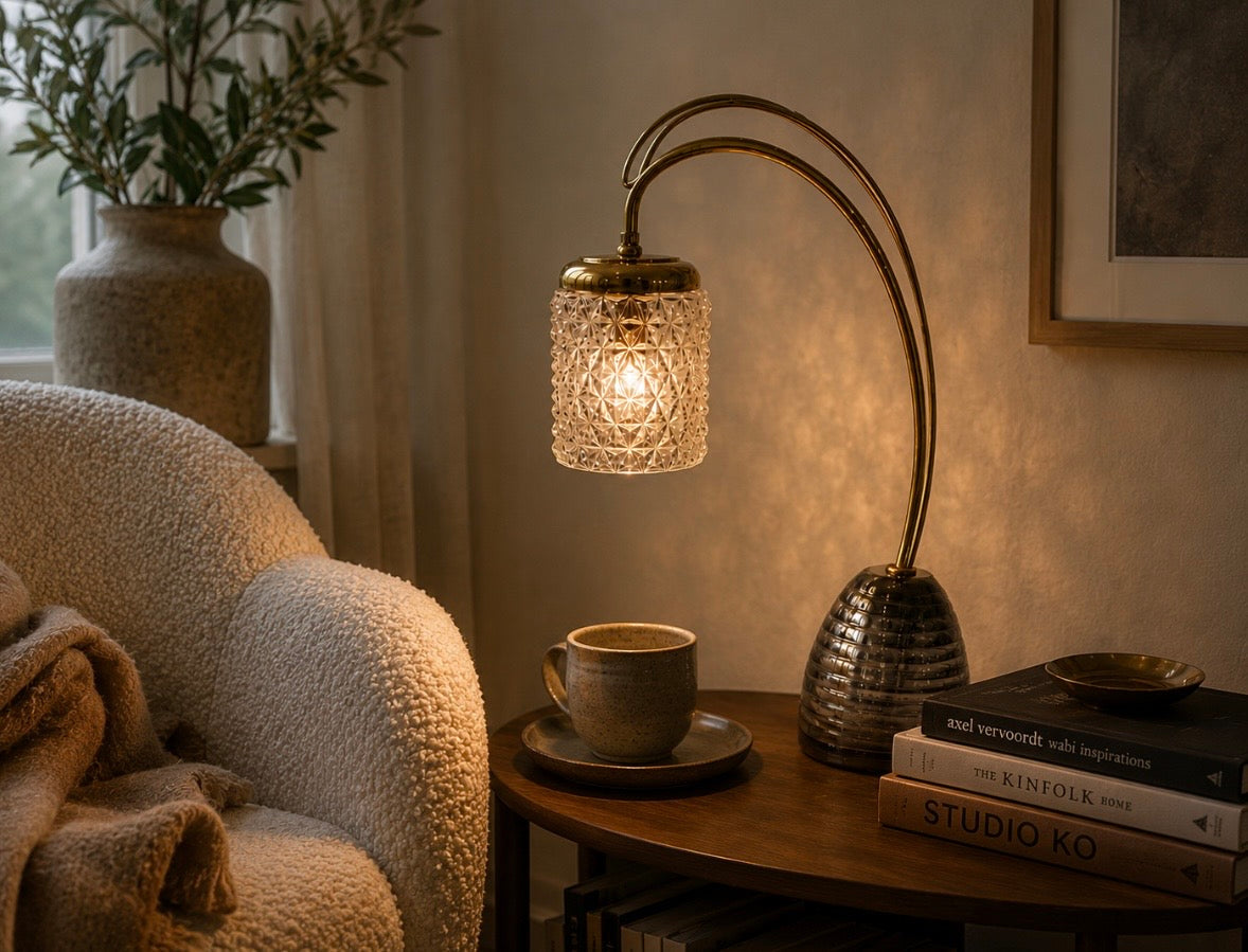 Lampe vintage arche – Laiton doré, verre pressé et base fumée