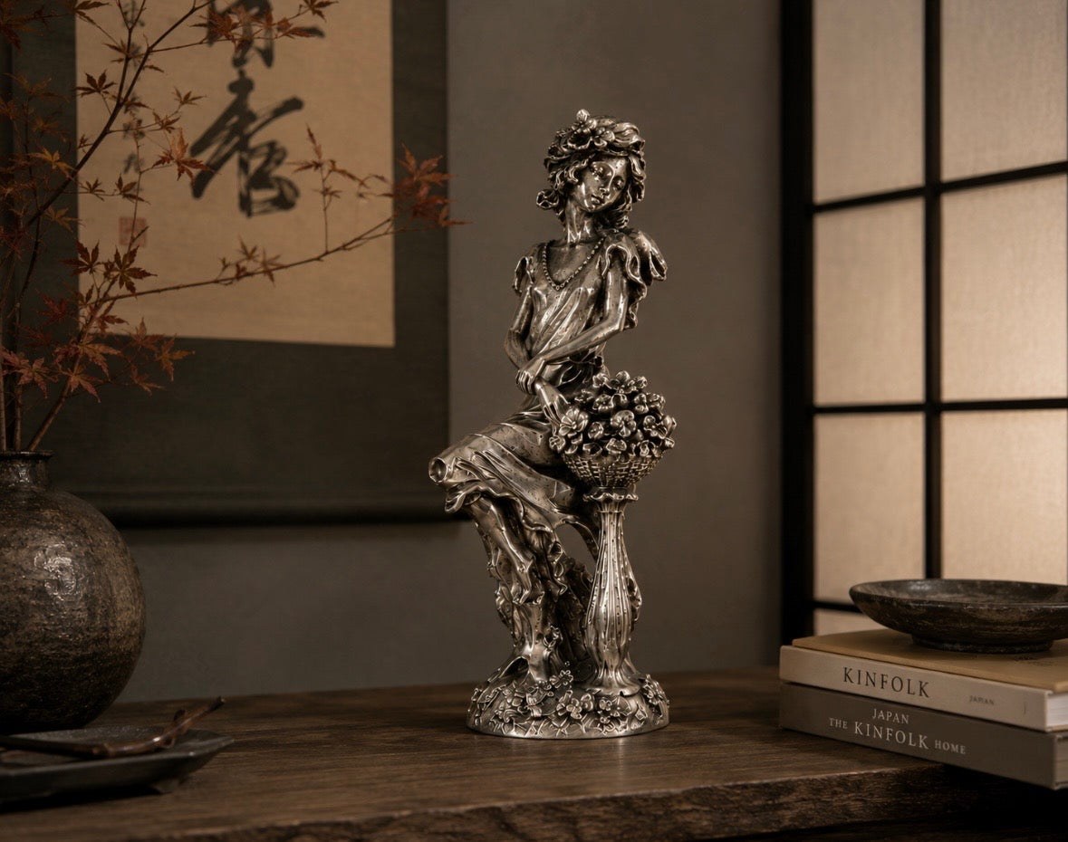 Sculpture Art Nouveau — Femme aux fleurs en régule patiné, XXe siècle