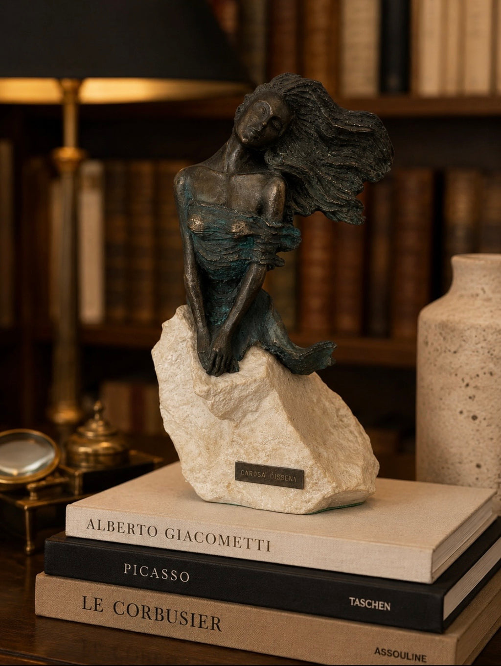 Sculpture Carosa Disseny — Figure féminine stylisée sur socle minéral, H. 27 cm