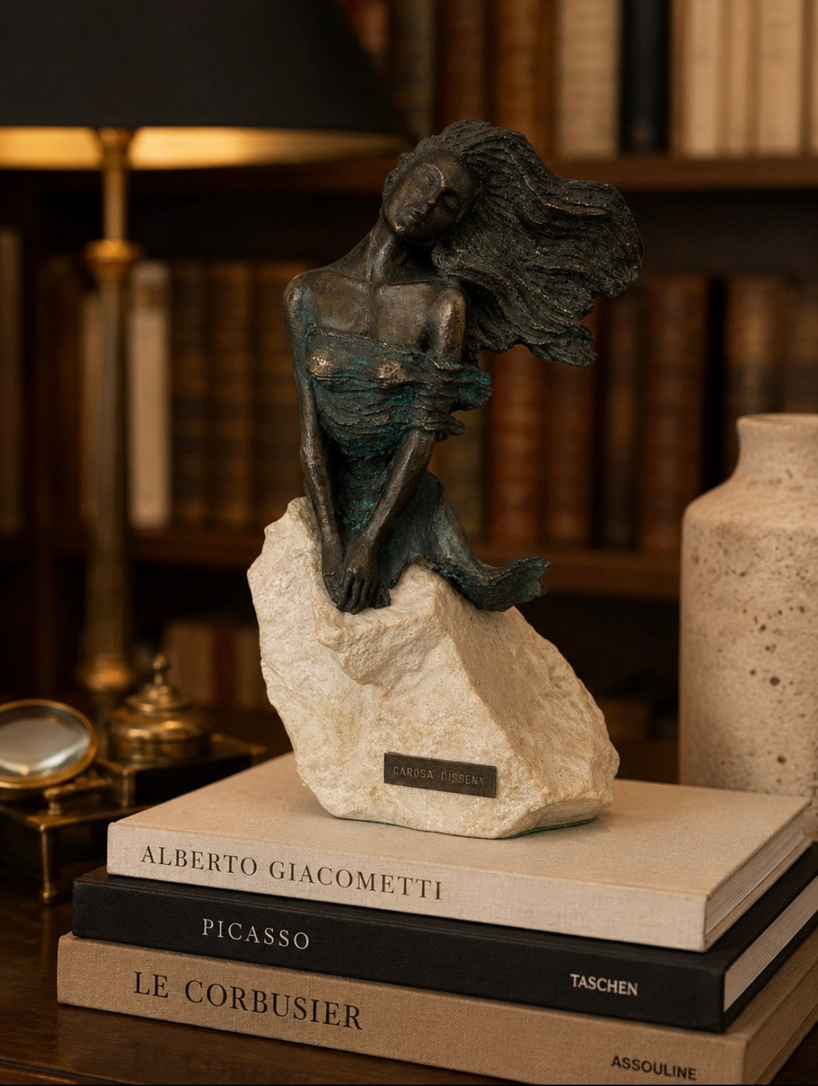 Sculpture Carosa Disseny — Figure féminine stylisée sur socle minéral, H. 27 cm