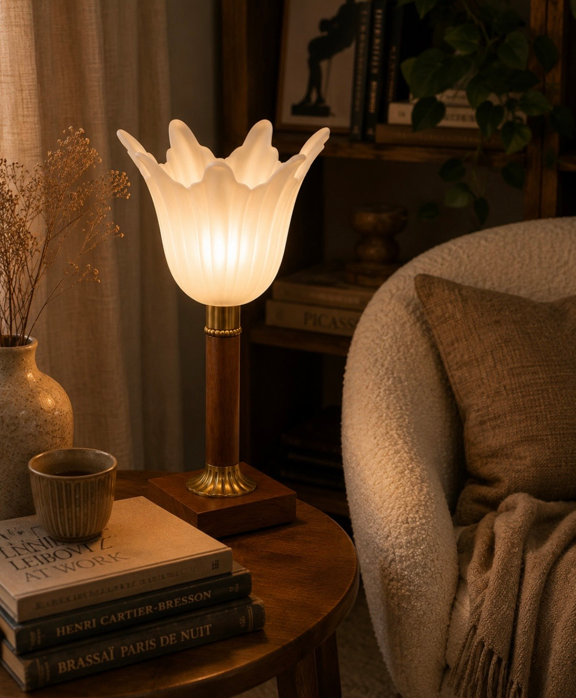 Lampe vintage tulipe – Verre opalin, bois et laiton