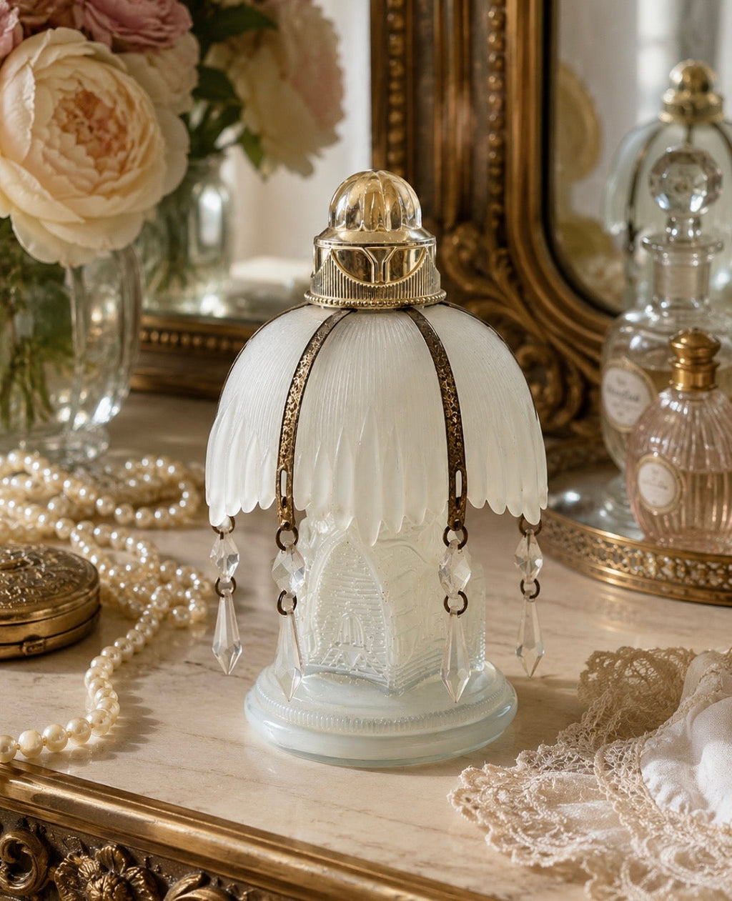 Flacon ancien en verre opalescent à pampilles – Élégance Belle Époque