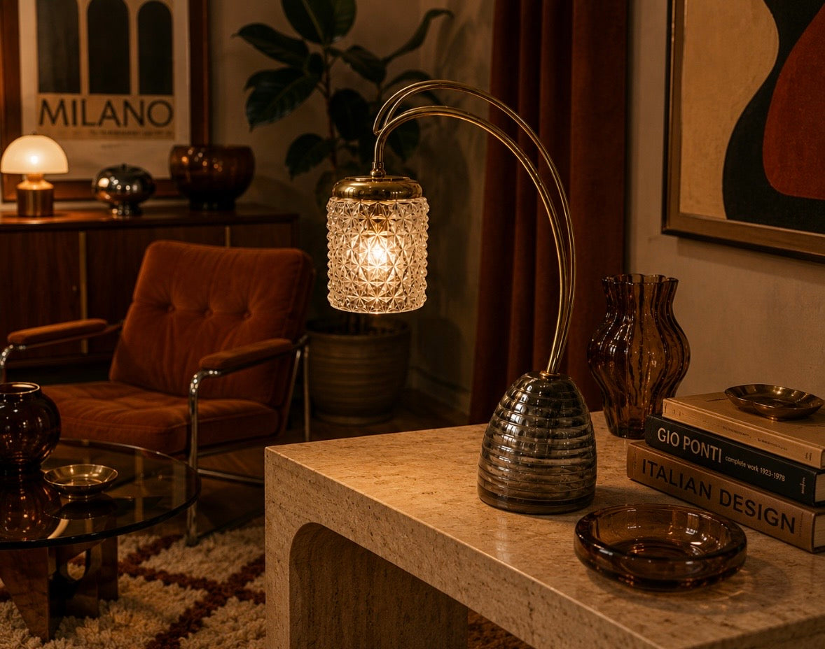 Lampe vintage arche – Laiton doré, verre pressé et base fumée