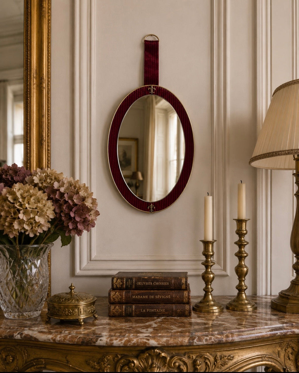 Miroir mural ovale vintage – Velours bordeaux & laiton – Années 1960-1970