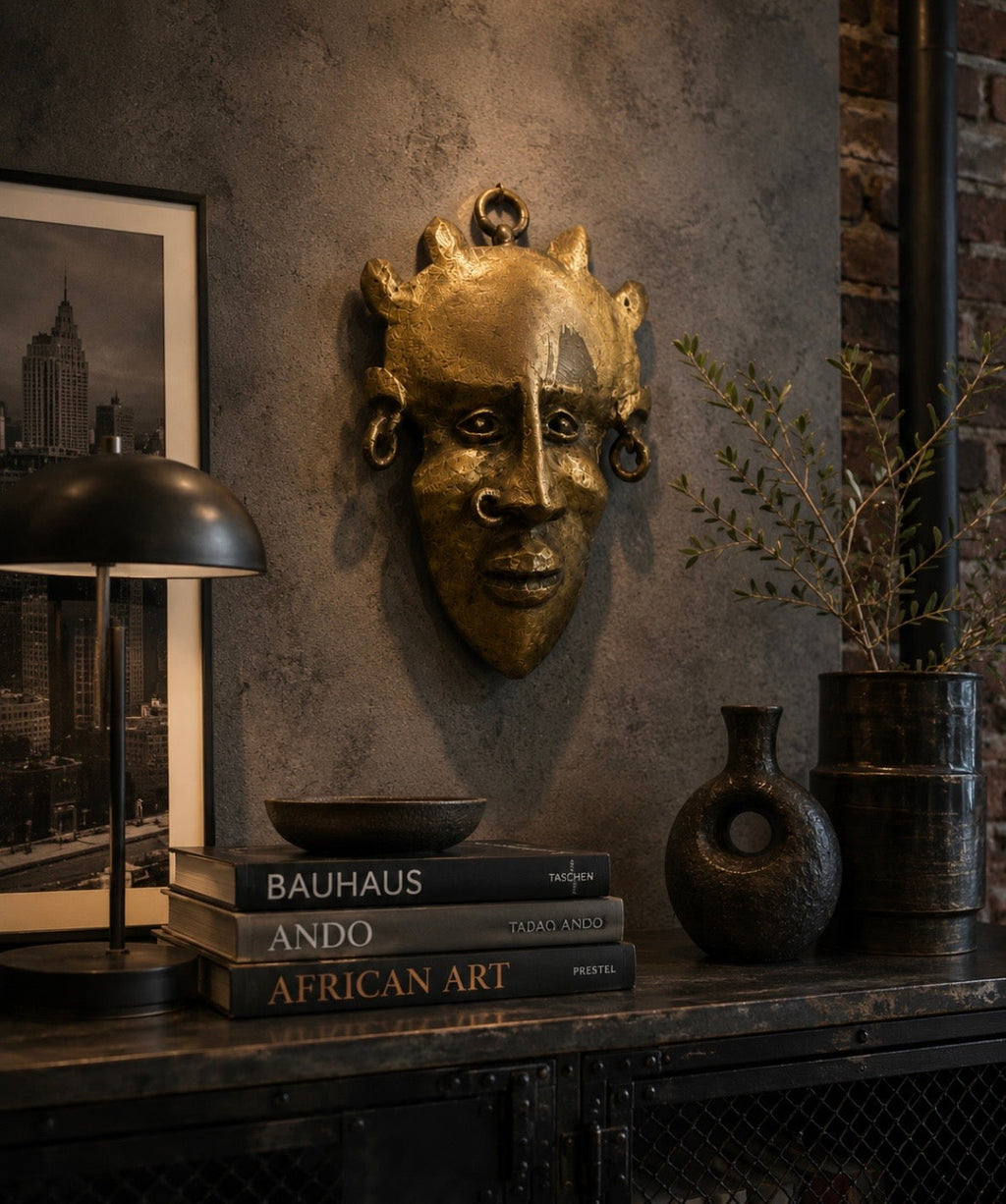 Masque mural décoratif en bronze – Visage stylisé