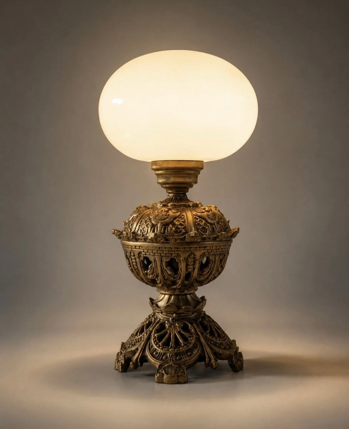 Lampe de table Art Déco — Opaline blanche & bronze patiné, années 1960–70