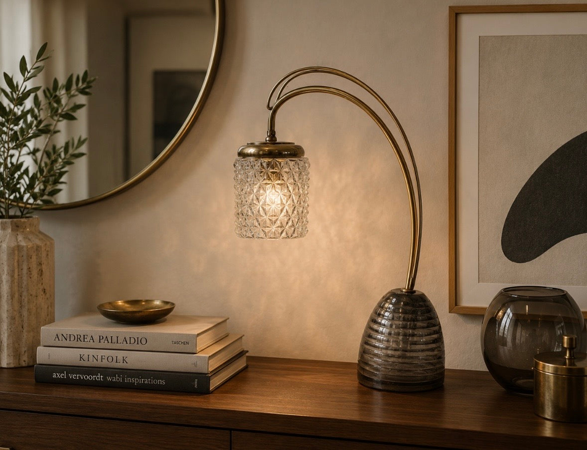 Lampe vintage arche – Laiton doré, verre pressé et base fumée