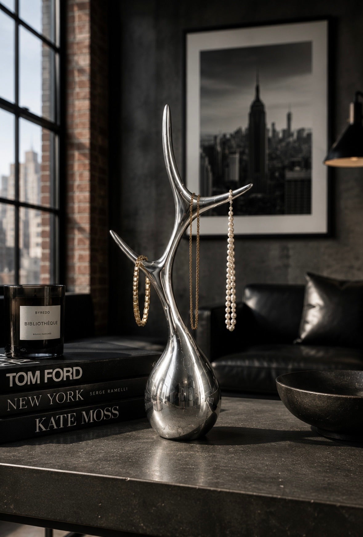 Décoration sculpturale en métal argenté – Porte-bijoux design contemporain