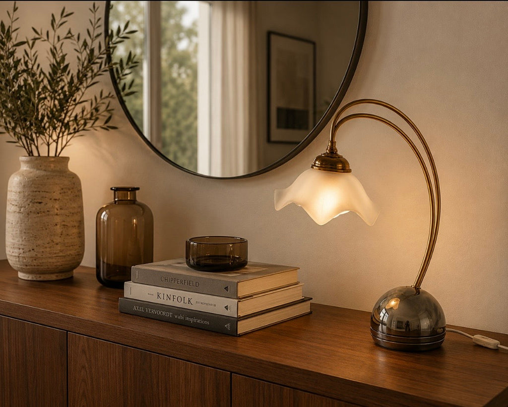 Lampe vintage arche – Verre satiné en forme de fleur et métal finition laiton