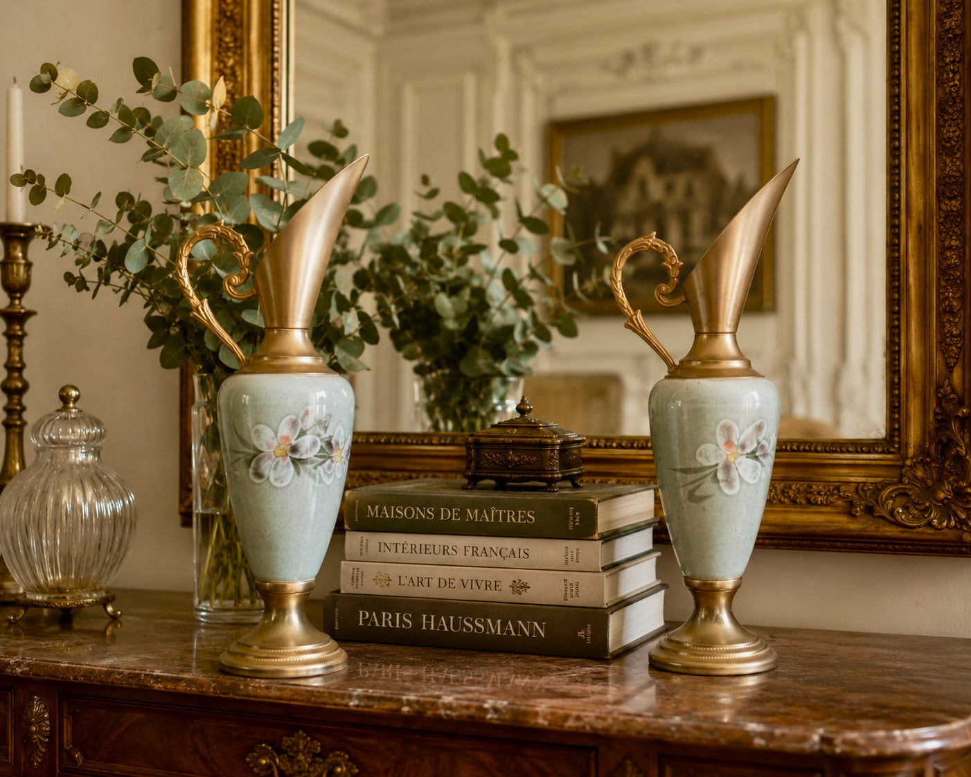 Paire de vases aiguières vintage en céramique et métal doré – 25 cm