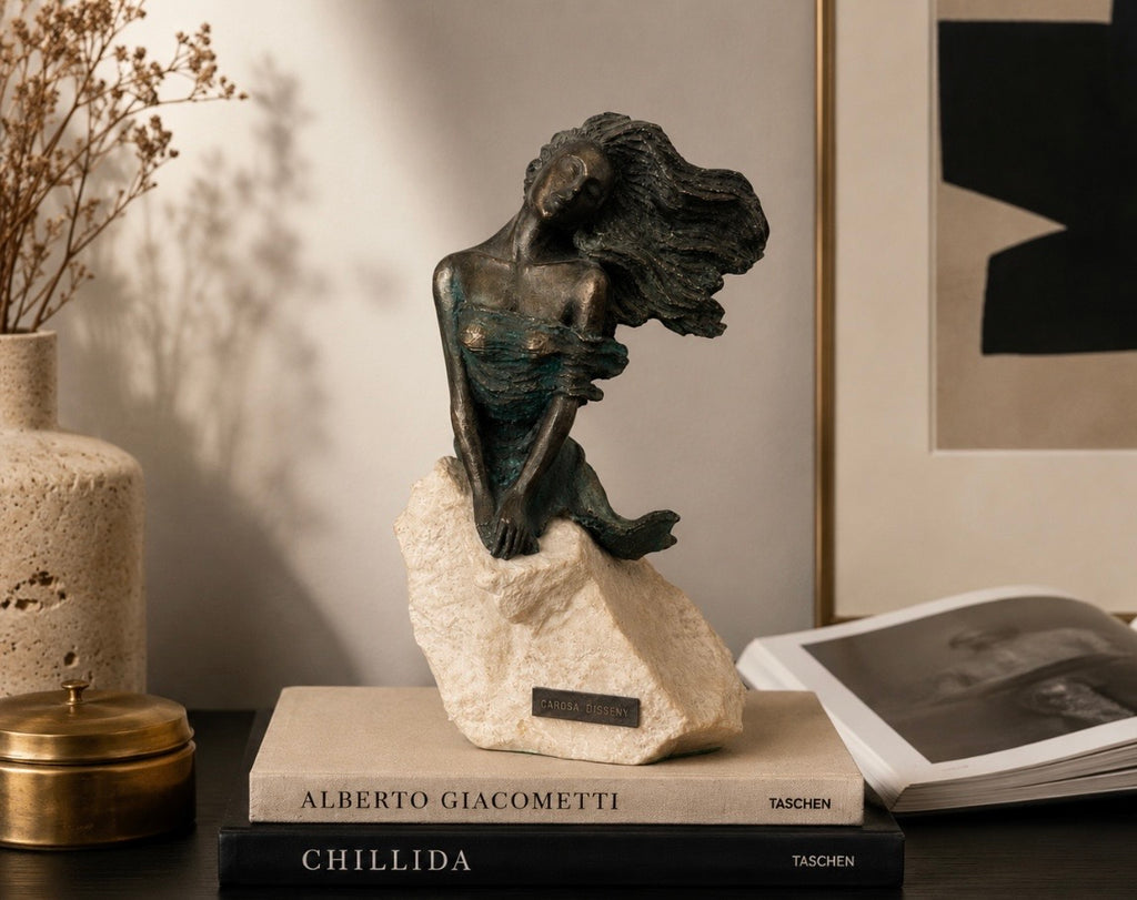 Sculpture Carosa Disseny — Figure féminine stylisée sur socle minéral, H. 27 cm