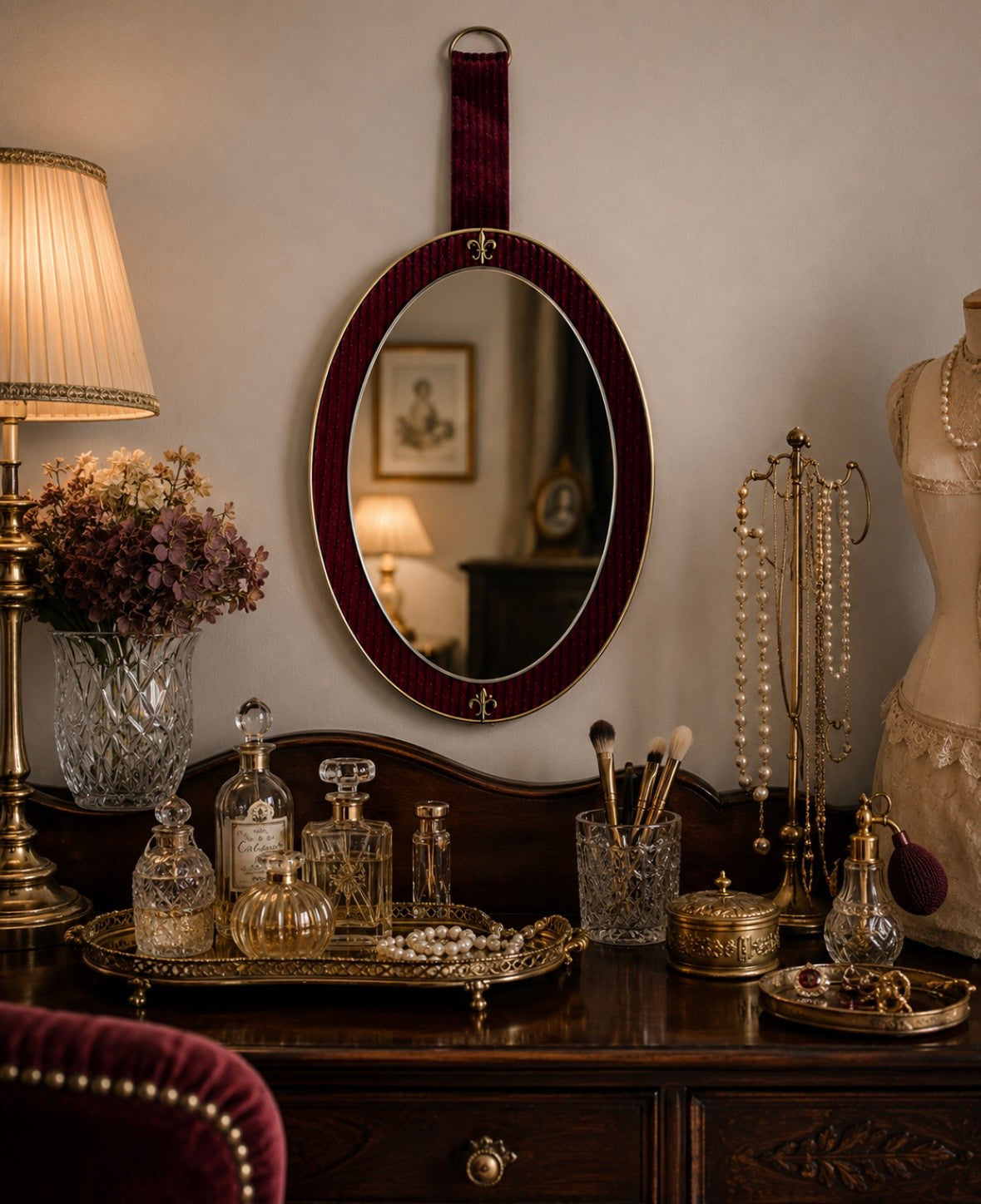Miroir mural ovale vintage – Velours bordeaux & laiton – Années 1960-1970