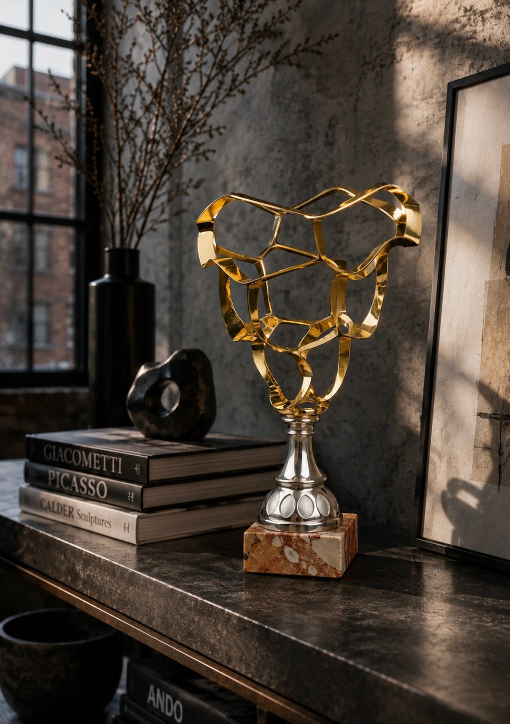 Sculpture abstraite vintage en métal doré sur socle en marbre – 35 cm