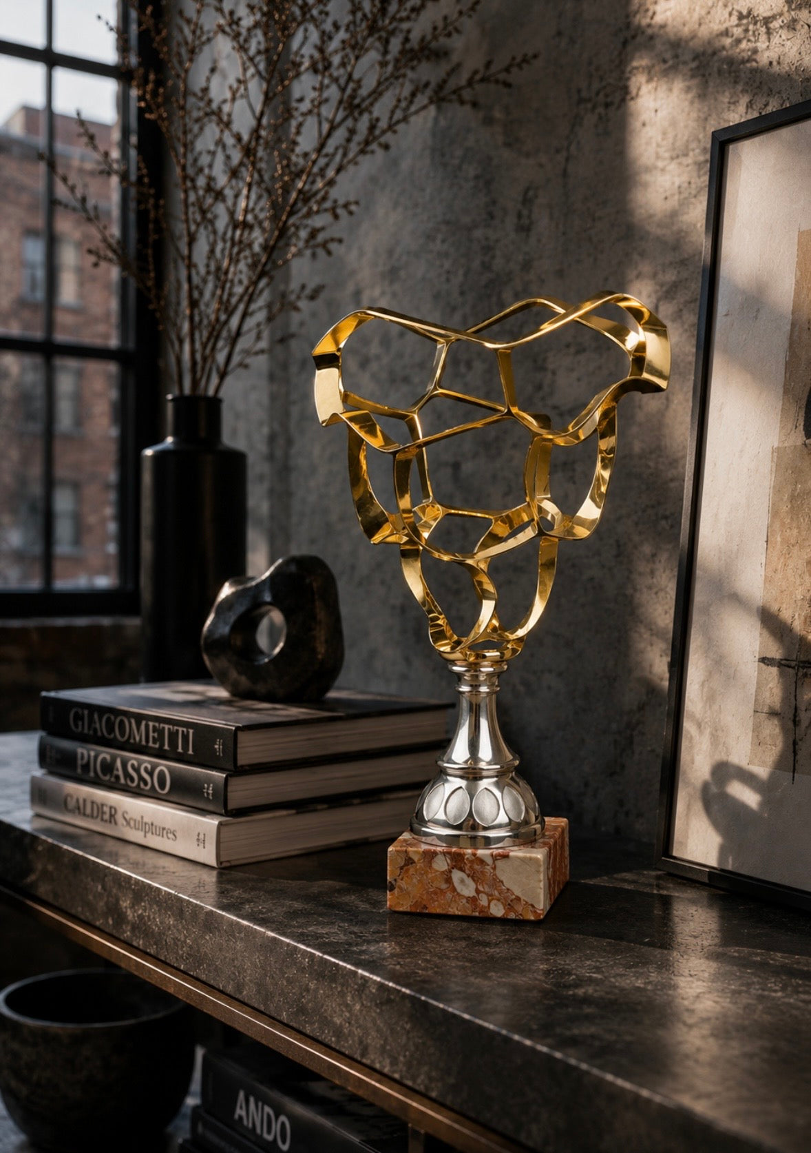 Sculpture abstraite vintage en métal doré sur socle en marbre – 35 cm