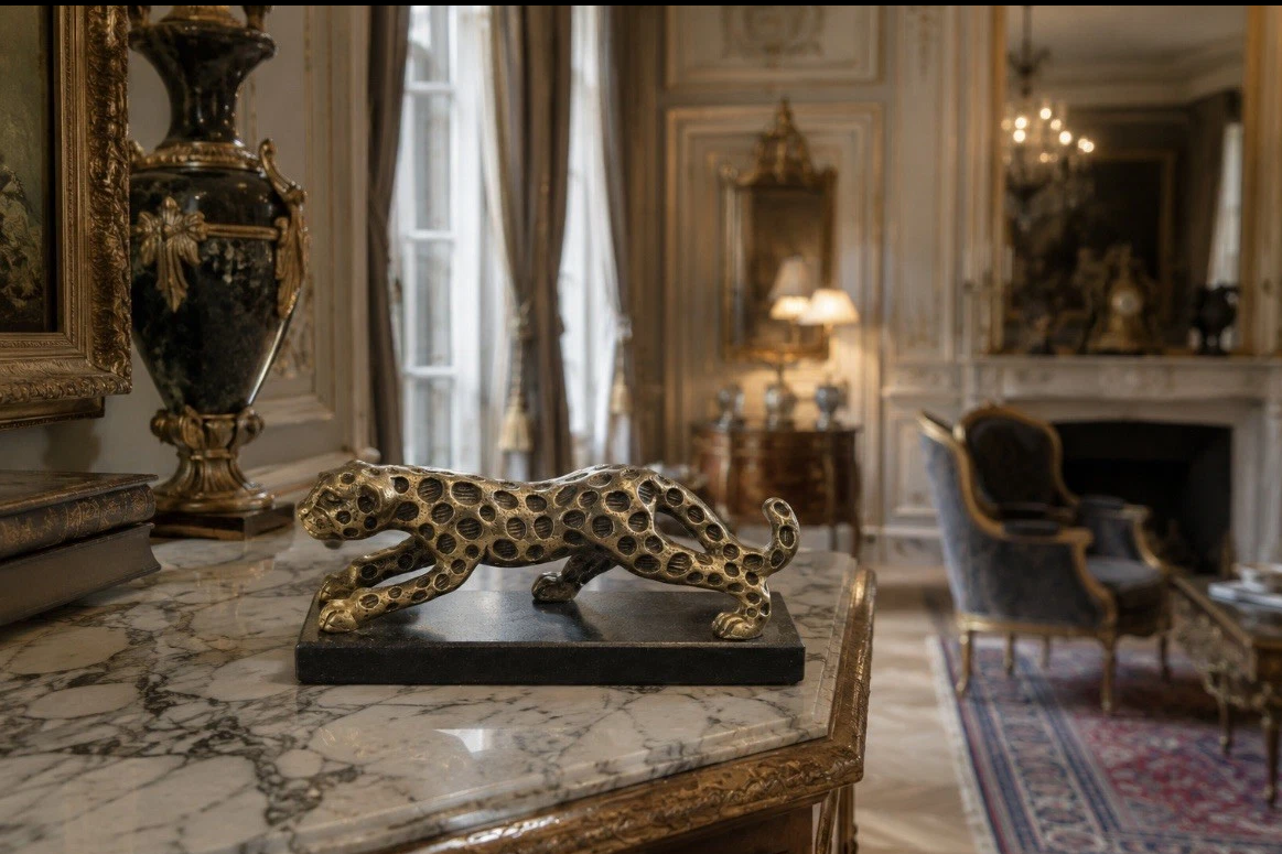 Léopard décoratif doré patiné — Socle effet pierre noir, style Art Déco, L. 24 cm