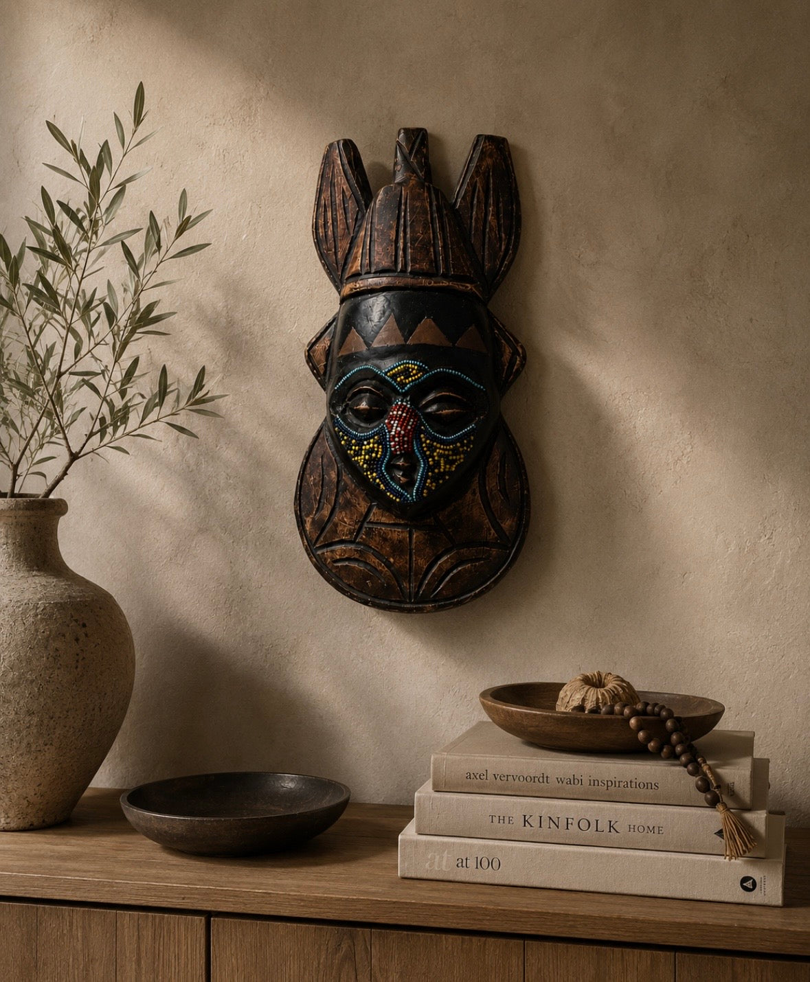 Masque mural africain en bois sculpté et perlé – Art tribal décoratif
