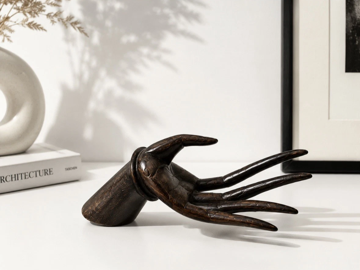Main sculptée en bois exotique — Sculpture ethnique contemporaine, H. 19 cm