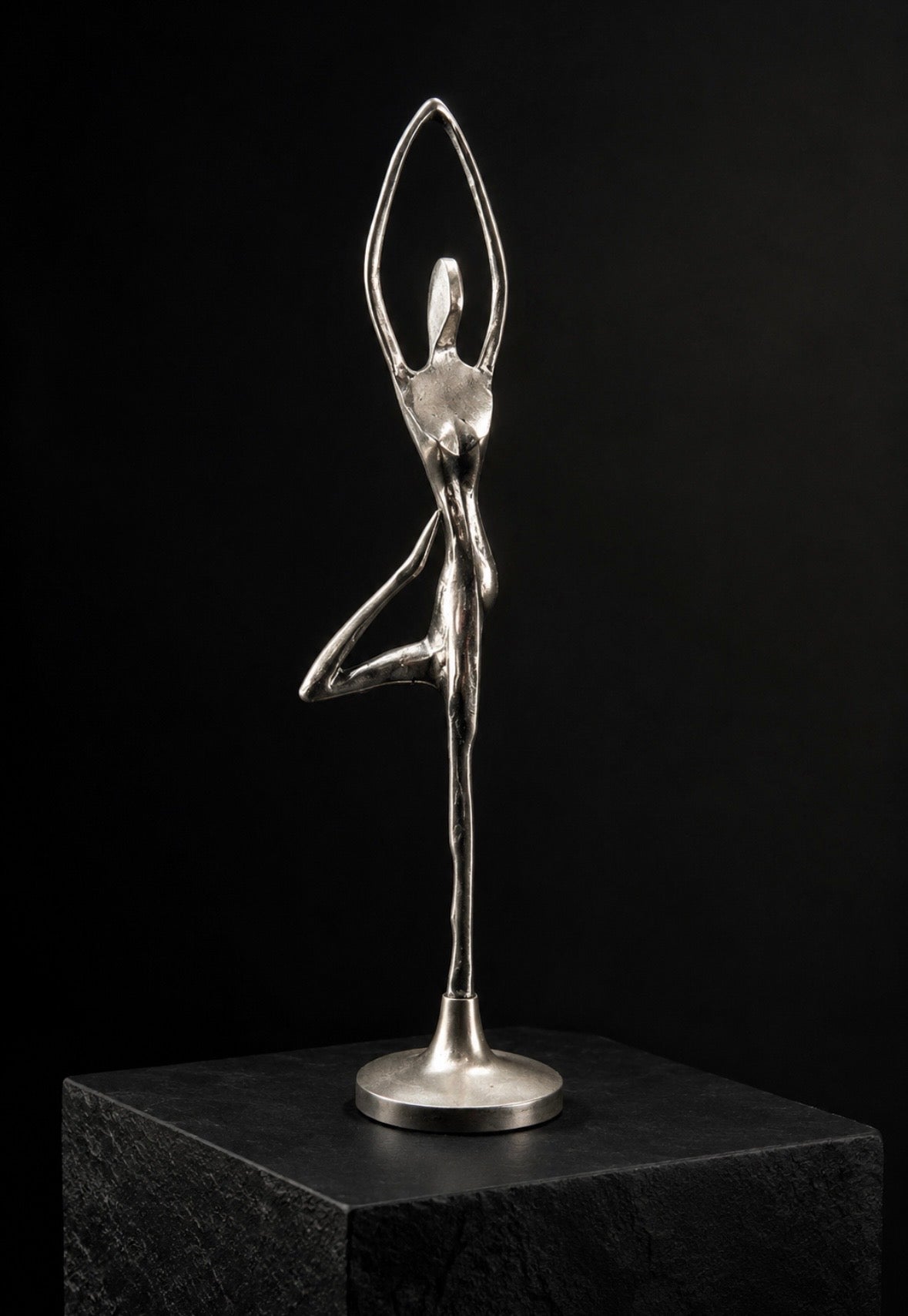 Sculpture abstraite « Équilibre » – Figure féminine en métal argenté