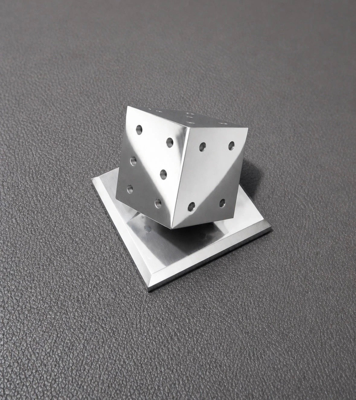 Presse-Papiers Cube Chrome Style Edgar Brandt — Design Moderniste 1960