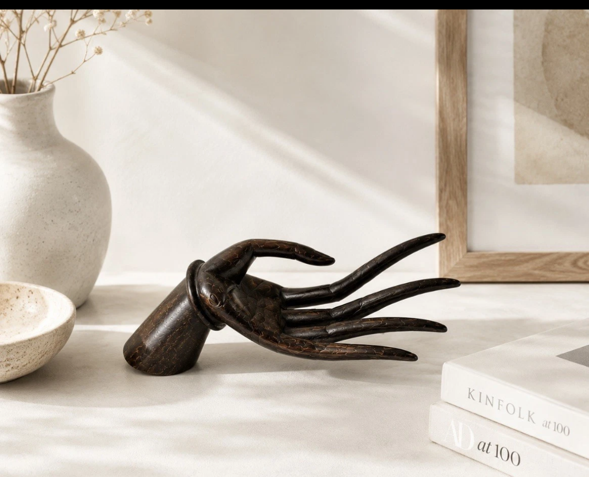 Main sculptée en bois exotique — Sculpture ethnique contemporaine, H. 19 cm