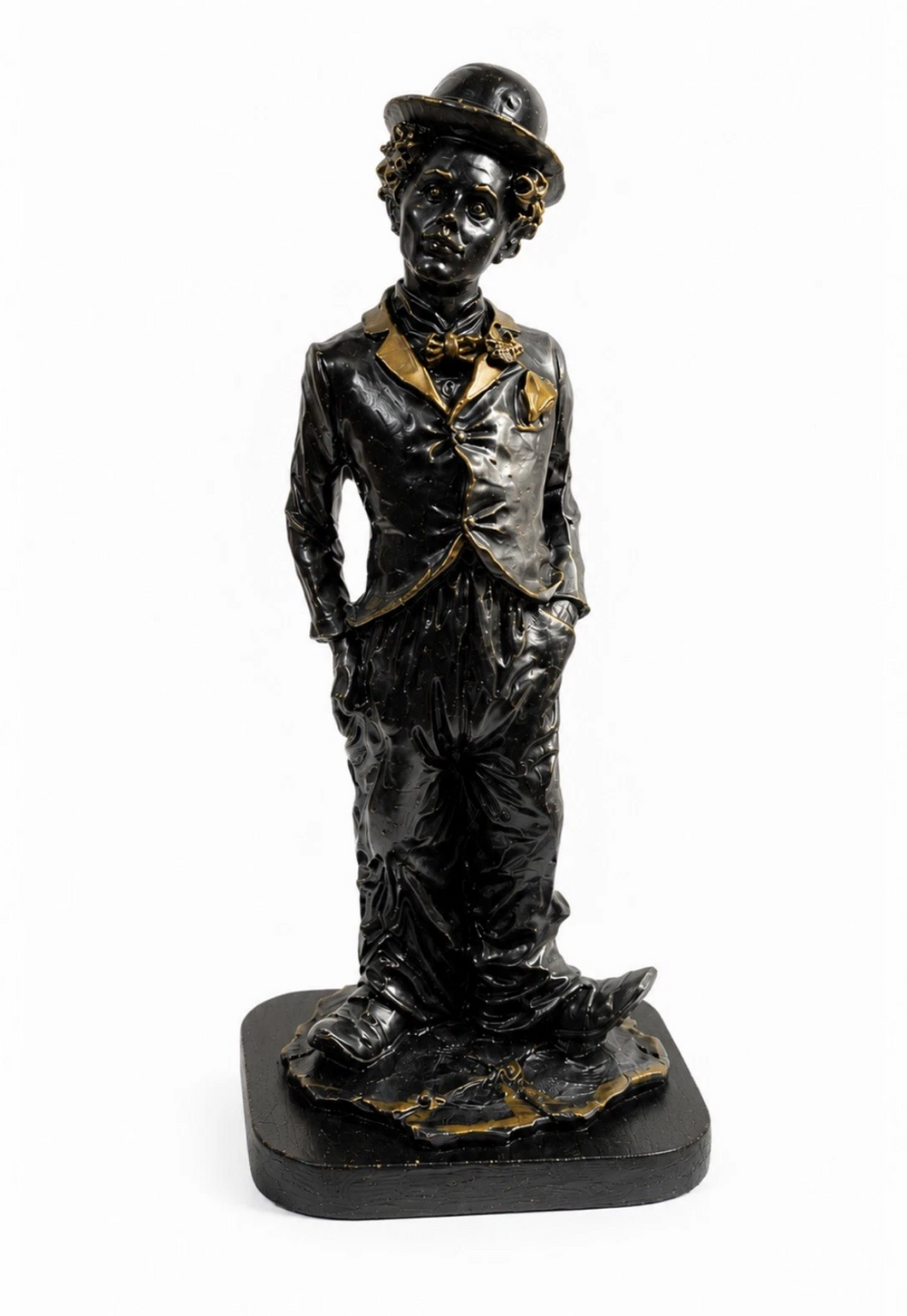 Statuette Charlot style Charlie Chaplin — Résine & socle bois, noir & doré, H. 22 cm