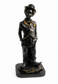 Statuette Charlot style Charlie Chaplin — Résine & socle bois, noir & doré, H. 22 cm
