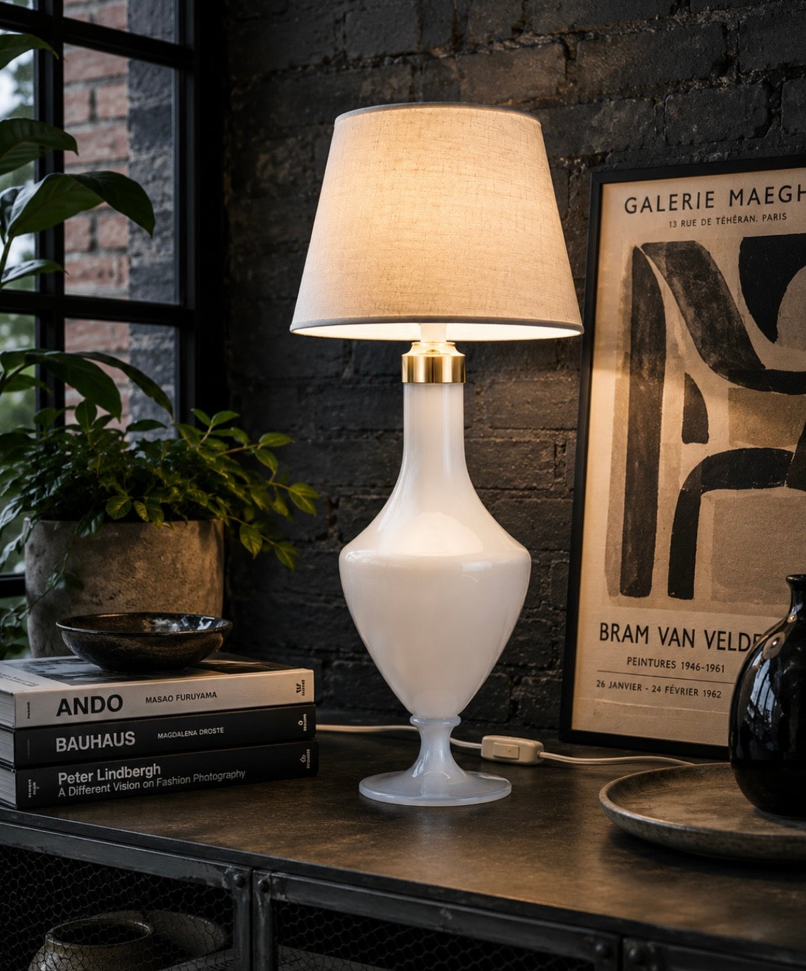 Lampe de table en opaline blanche – Moseray Charleroi – Années 1950-60