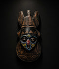 Masque mural africain en bois sculpté et perlé – Art tribal décoratif