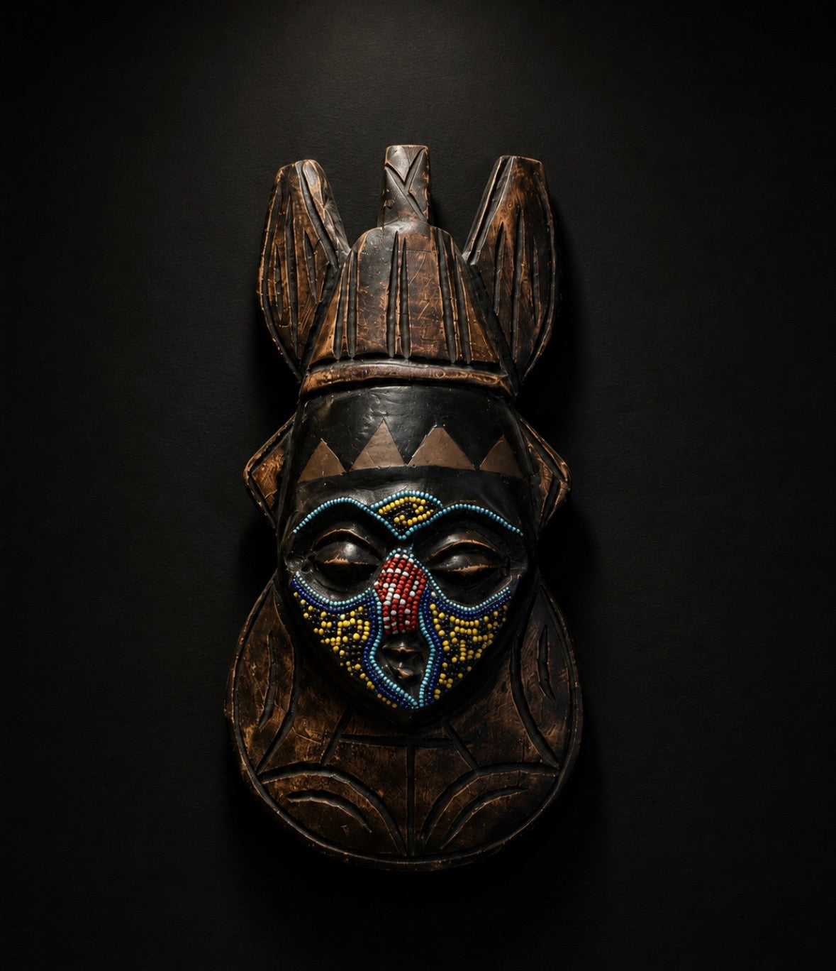 Masque mural africain en bois sculpté et perlé – Art tribal décoratif