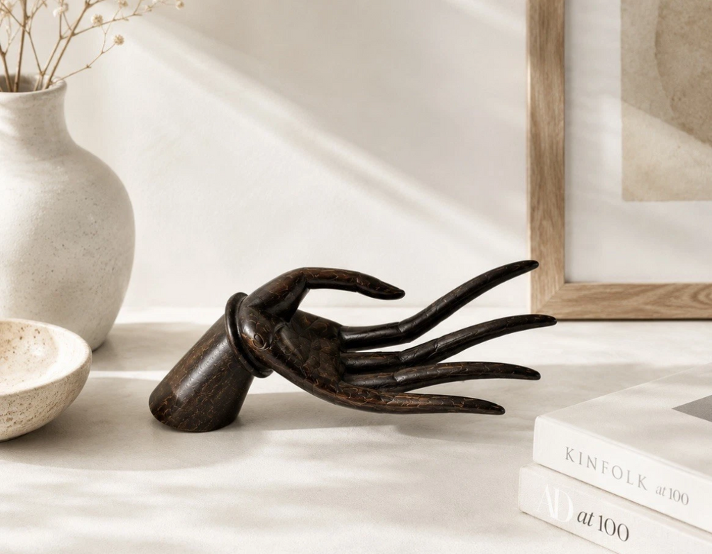 Main sculptée en bois exotique — Sculpture ethnique contemporaine, H. 19 cm