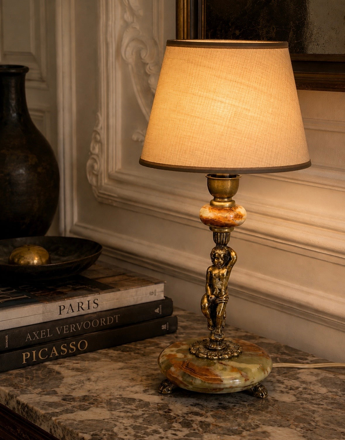 Pied de lampe vintage putto en onyx et métal doré – Années 1960-1970