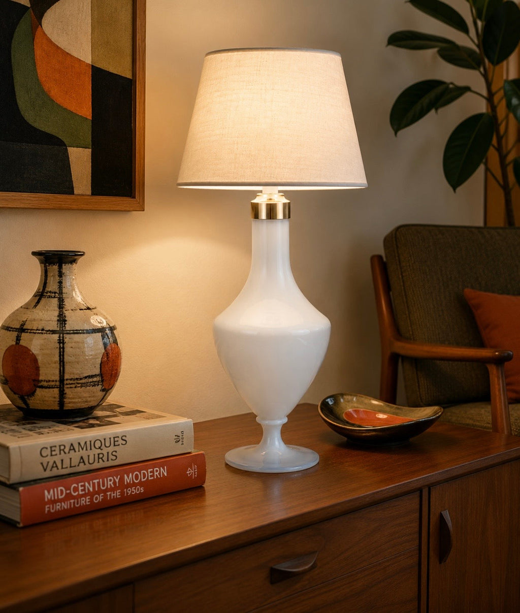 Lampe de table en opaline blanche – Moseray Charleroi – Années 1950-60
