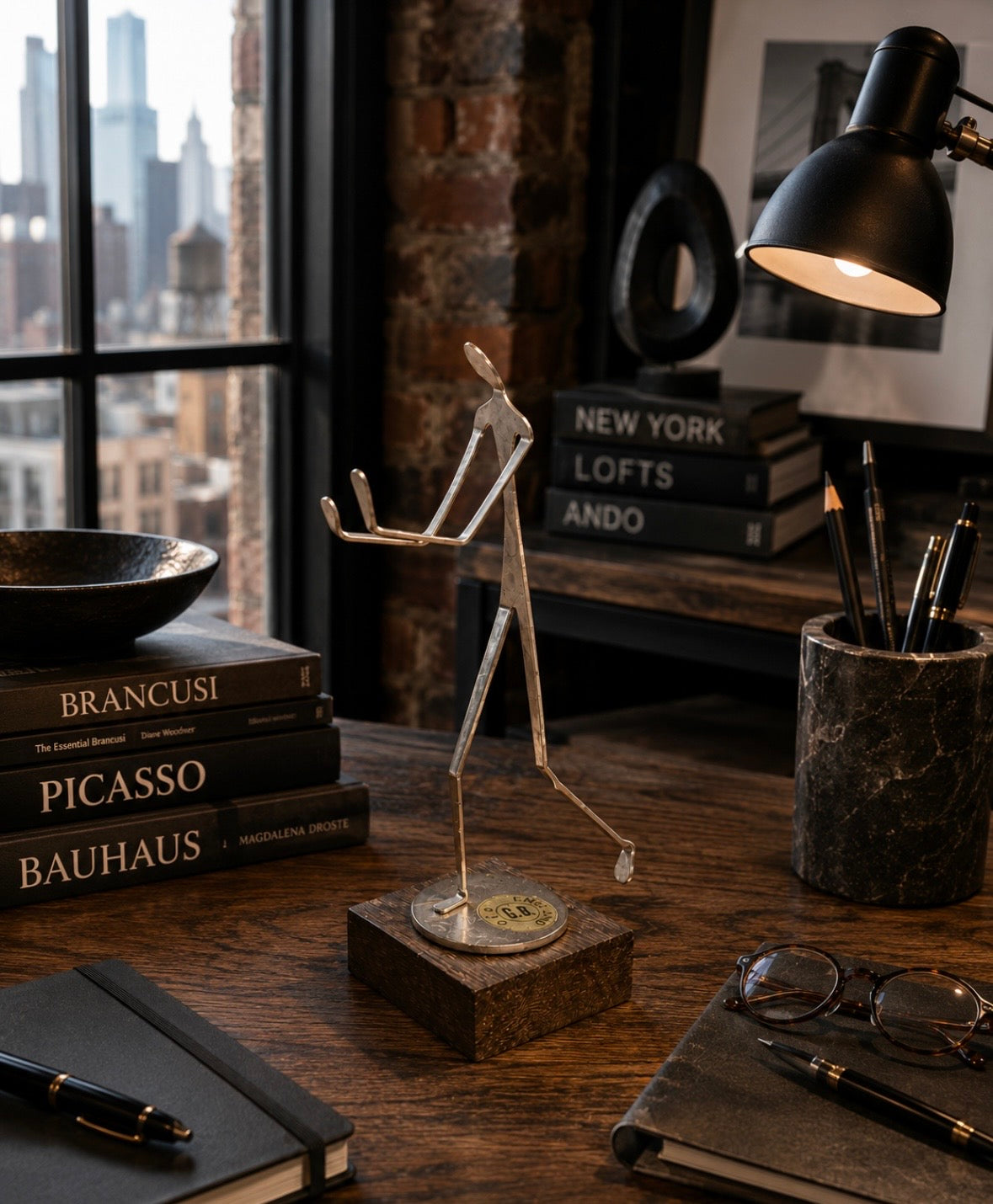 Statuette design minimaliste G.B. England – Métal & bois vintage