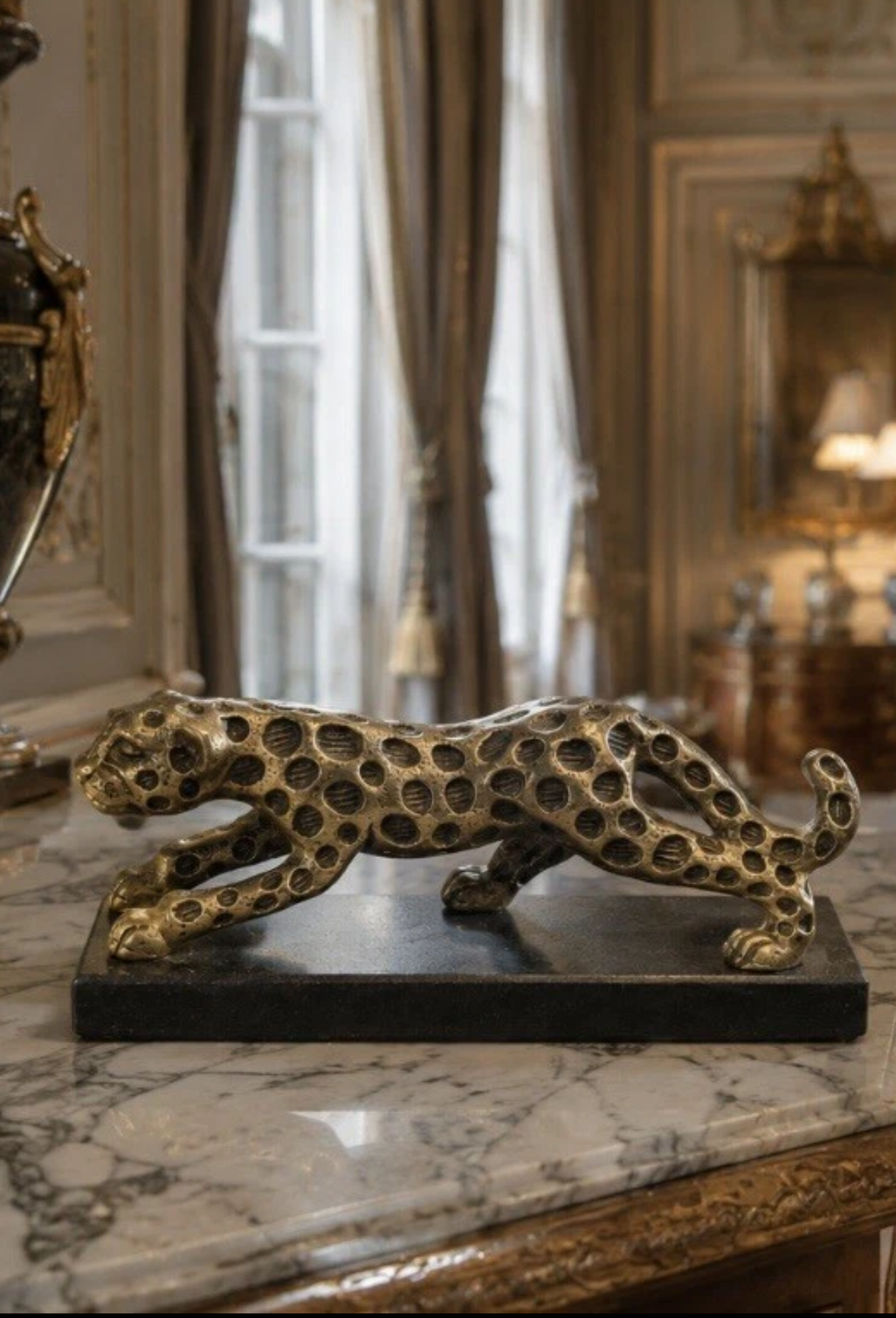 Léopard décoratif doré patiné — Socle effet pierre noir, style Art Déco, L. 24 cm