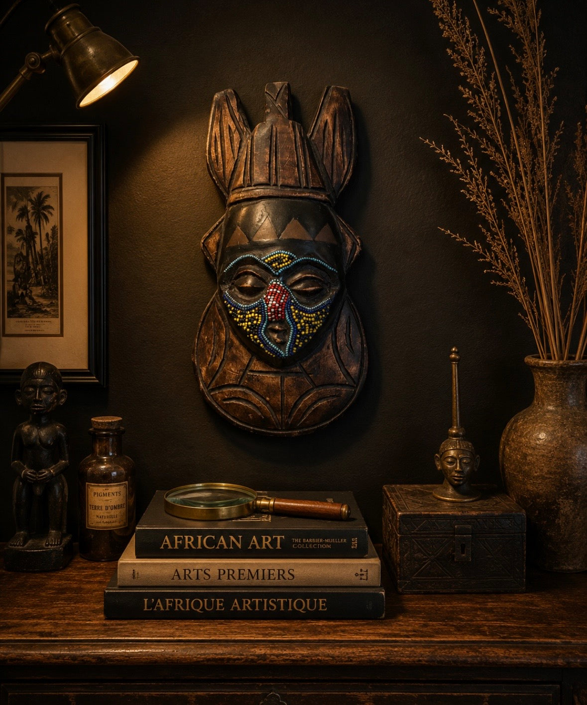 Masque mural africain en bois sculpté et perlé – Art tribal décoratif